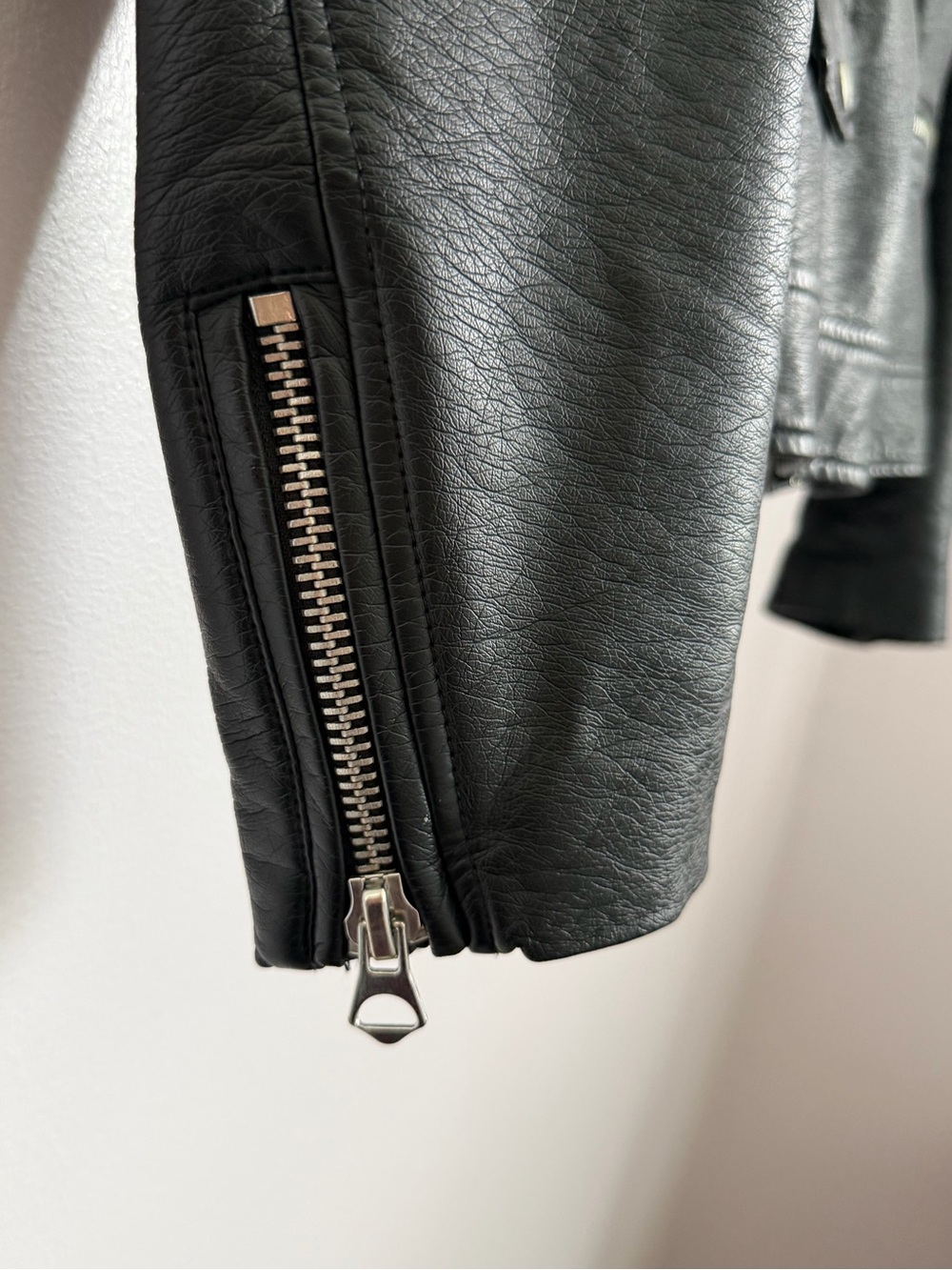 Torrid Black Faux Leather Moto Jacket Size 2 Cropped Silver Hardware - Picture 5 of 10